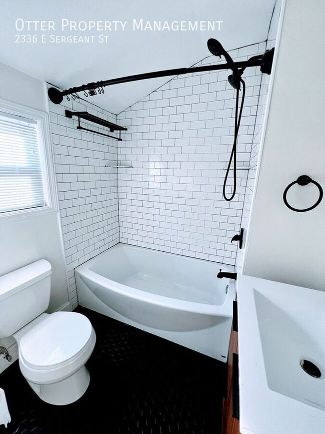 Building Photo - 2336 E Sergeant St