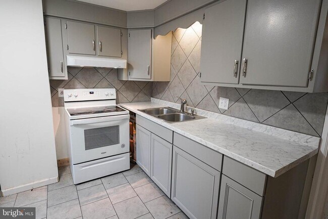 Building Photo - 231 Newton St