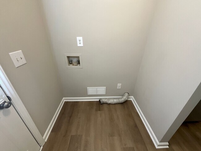 Building Photo - 2711 Ingleside Dr