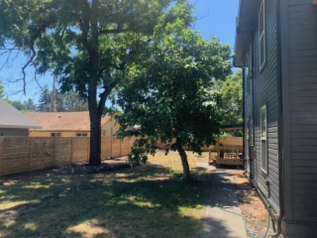 Building Photo - 509 NW C St