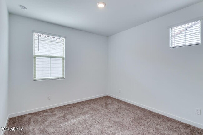 Building Photo - 1168 E Sabino Dr