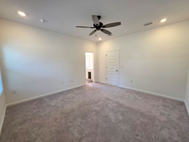 Building Photo - 3BR/2BA home with internet included