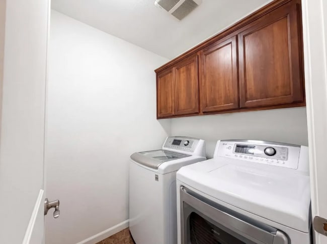 Building Photo - 251 Sugnet Way