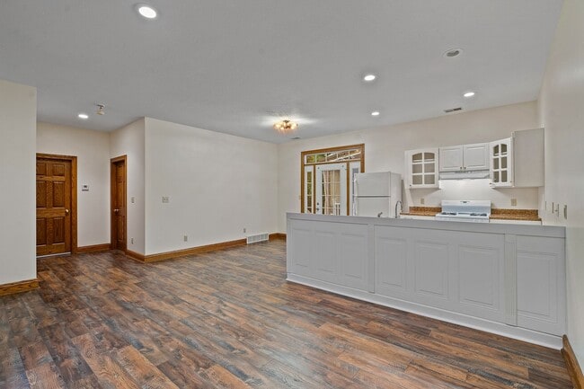 Building Photo - 652 Saddlebrook Dr