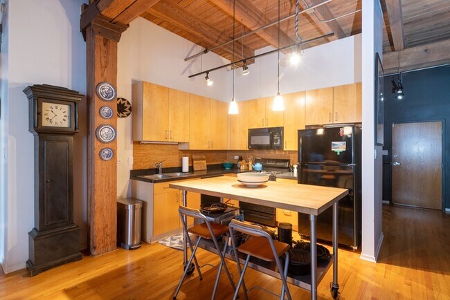 Building Photo - HUGE one bedroom with easy highway access ...