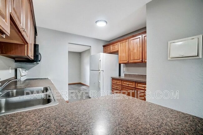 Building Photo - 1115 N Byrne Rd