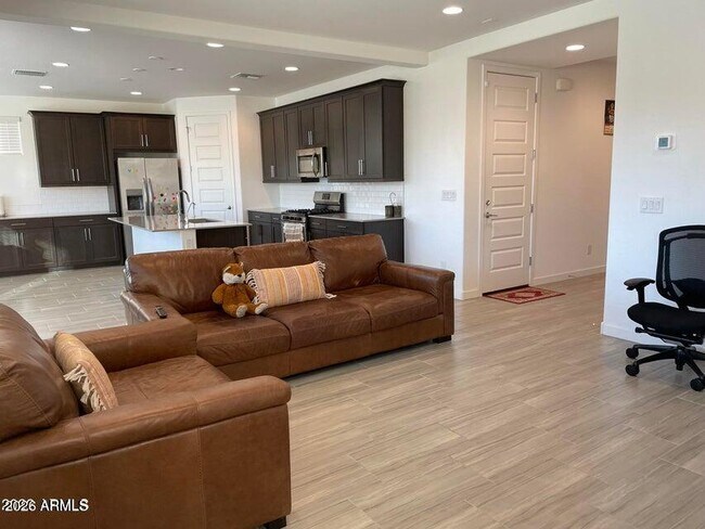 Building Photo - 9115 W Glenrosa Ave