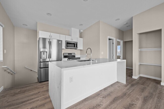 Building Photo - Private rooftop deck!