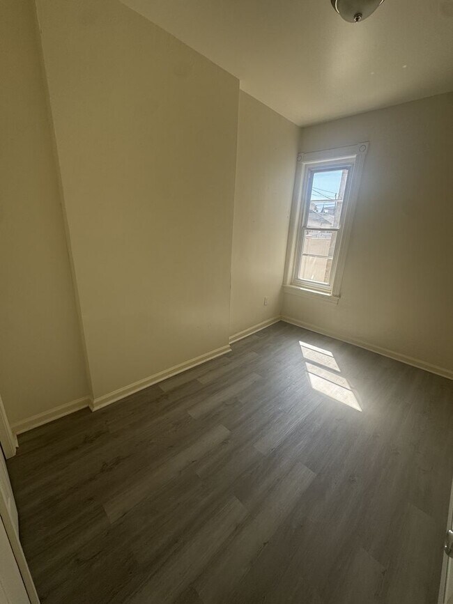 Building Photo - 222 N 12th St