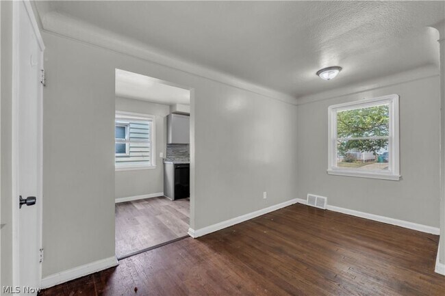 Building Photo - 15902 Maplewood Ave