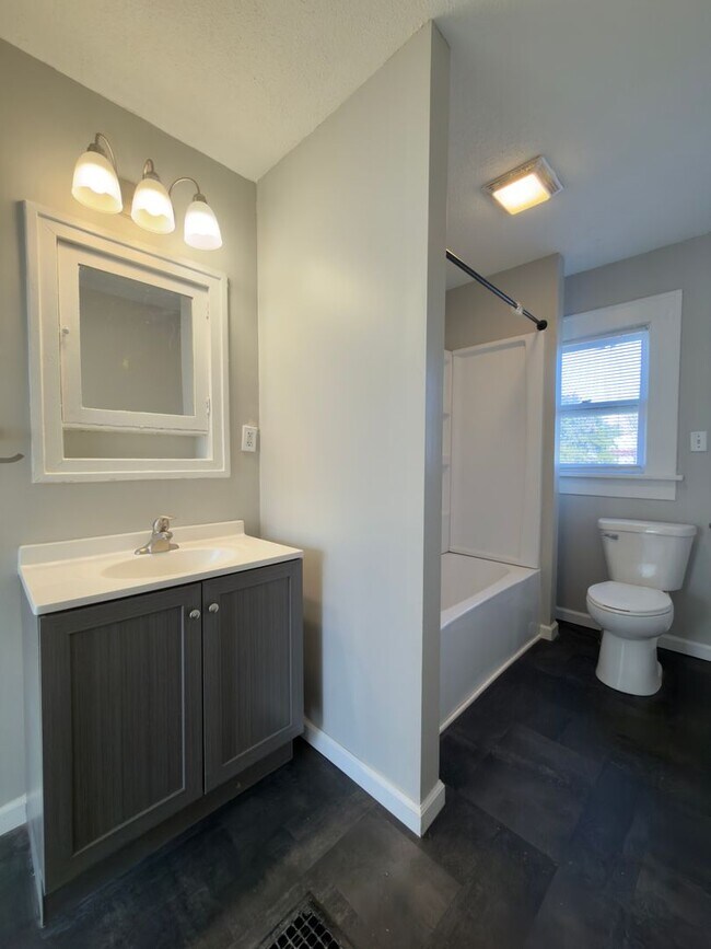 Building Photo - 519 S 8th St