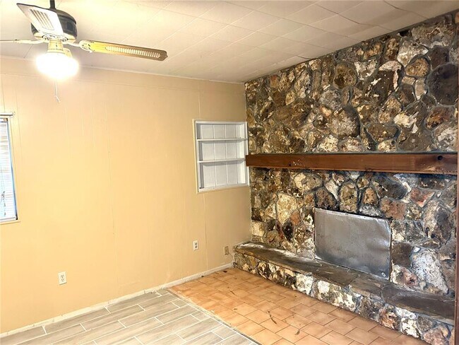 Building Photo - 112 Dahlia Dr