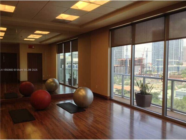Building Photo - 1060 Brickell Ave