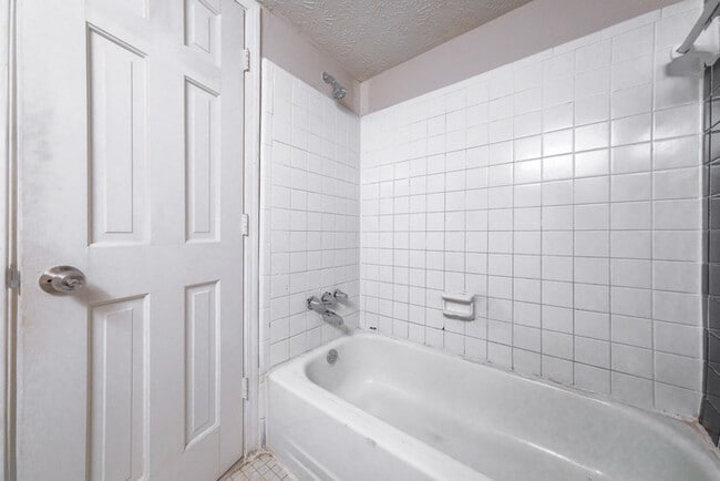 Building Photo - Charming 2-Bedroom Town Home for Rent in M...