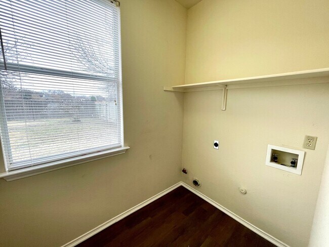 Building Photo - Lovely 3 Bedroom/2.5 Bathroom in Round Rock!