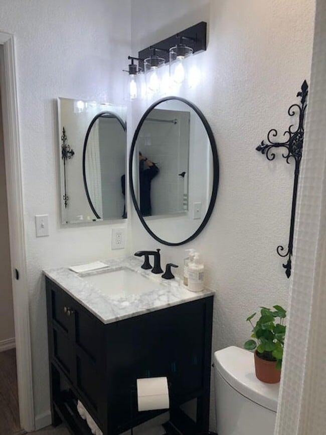 Building Photo - Desirable Redwood Shores Townhouse