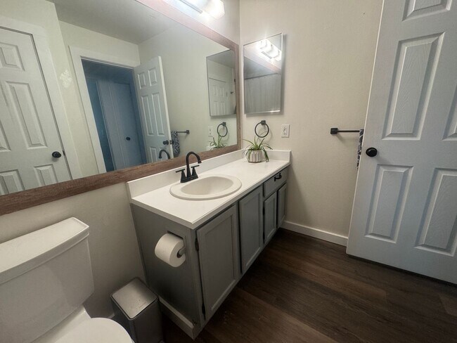 Building Photo - 2 bedroom Condo close to UCCS
