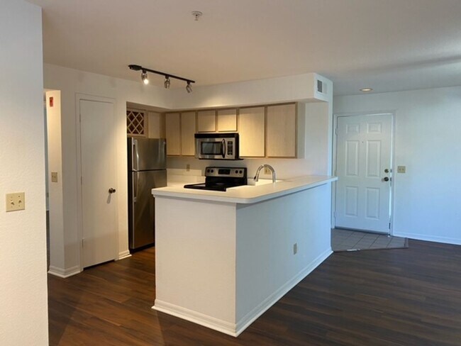 Building Photo - Stylish 2 Bed, 2 Bath Condo with New Vinyl...