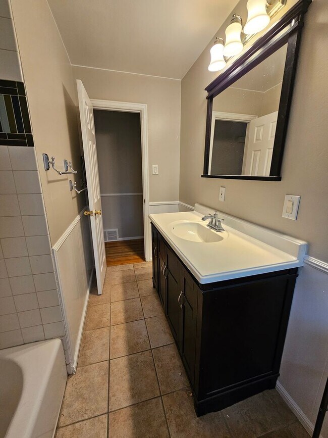 Building Photo - Virginia Village 4 Bed 3 Baths Large Yard Attached Garage Super Spacious!