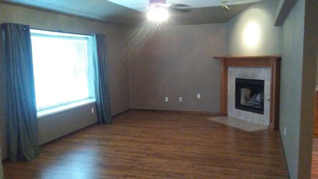 Building Photo - Beautiful 3 bed, 2 bath, 2 car garage home...