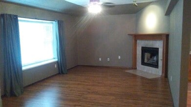 Building Photo - PRE-LEASING FOR FALL. 3 bed, 2 bath, 2 car garage home in Woodcreek Addition!