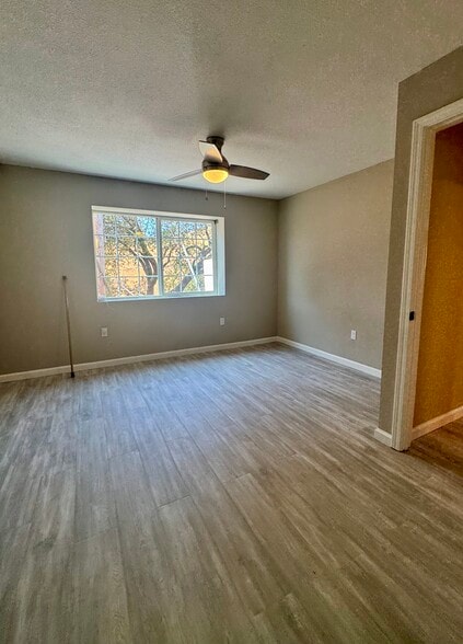 Large bedroom - 22700 McKean Rd