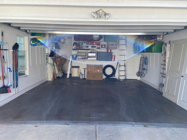 Building Photo - 4470 Stansbury Ave