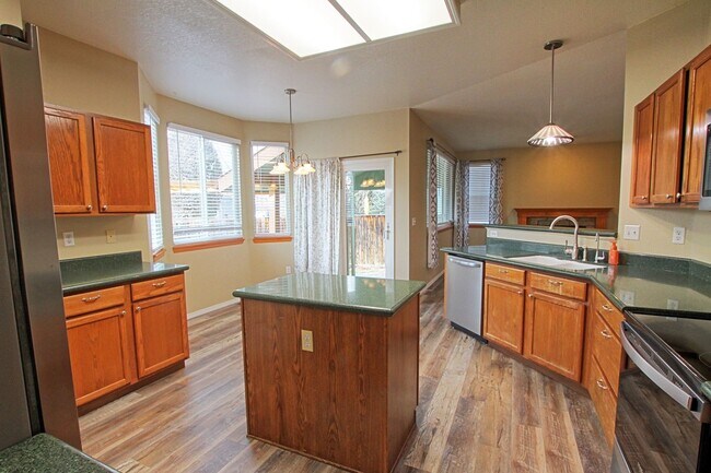 Building Photo - 1319 Iris Cir
