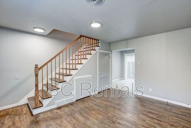 Building Photo - 526 S Howes St