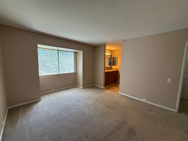 Building Photo - 2 bed 2 bath upstairs condo available to m...