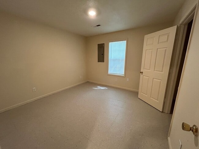 Building Photo - 818 N McLemore Ave