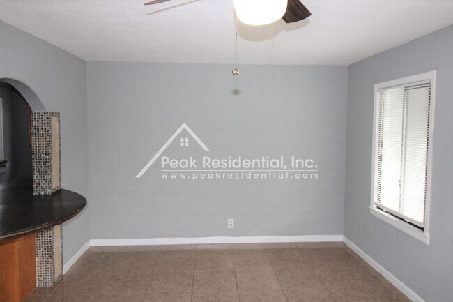 Building Photo - Fruitridge Manor 3bd/1ba House with Garage