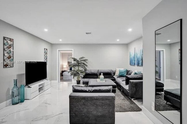 Building Photo - 1321 S 16th Ave