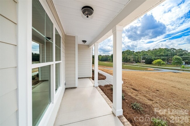 Building Photo - 818 N Rocky River Rd