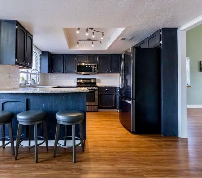 Building Photo - NORTHWEST POOL HOME AVAILABLE NOW!!