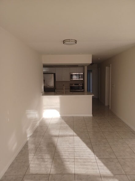 Building Photo - 3/2 Duplex w/ Garage.  Tenant occupied until 3/31/26.