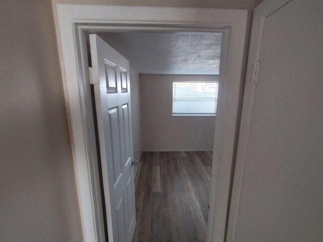 Building Photo - Enjoy the convenience and comfort of this 2/1 apartment in New Port Richey.