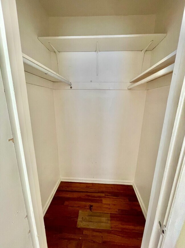 Building Photo - Charming Hideaway: 2BR Cozy House