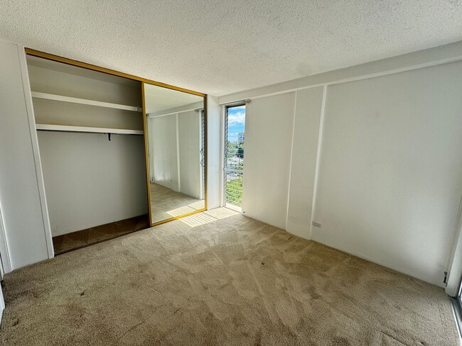 Building Photo - Breezy and Spacious 2 bedroom, 1.5 bathroo...