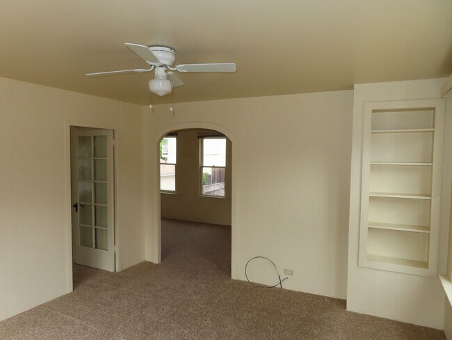 Building Photo - Wonderful unit in desireable location in M...