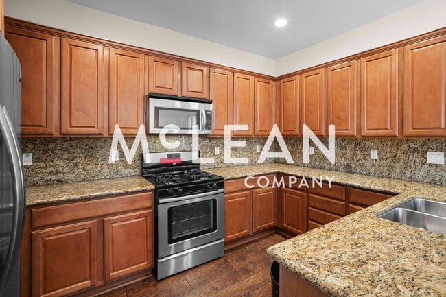 Building Photo - 3 Bed & 3 Bath Home with Private Pool & Spa