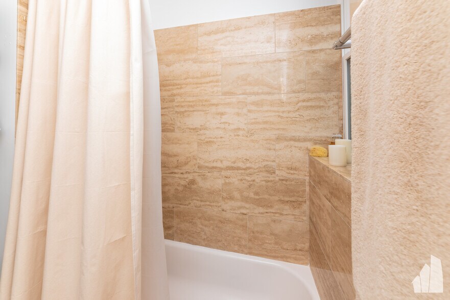 Building Photo - 839 Lyman Ave