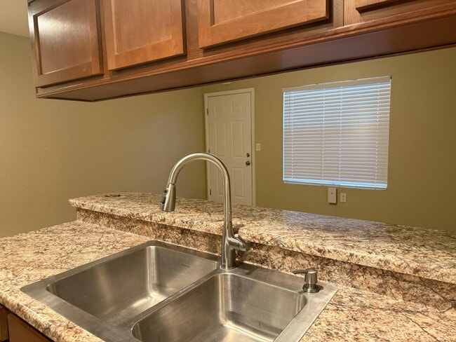 Building Photo - 461 W Holmes Ave