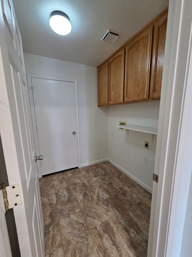 Building Photo - Super clean! 3 Bdrm, 2 Bath near Lembi Park