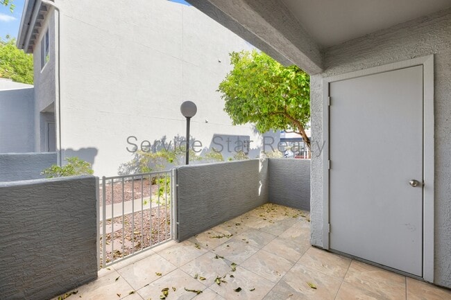 Building Photo - 220 N 22nd Pl