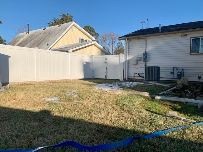 Building Photo - 3 BEDROOM HOME FOR RENT IN OAKWOOD FARMS!