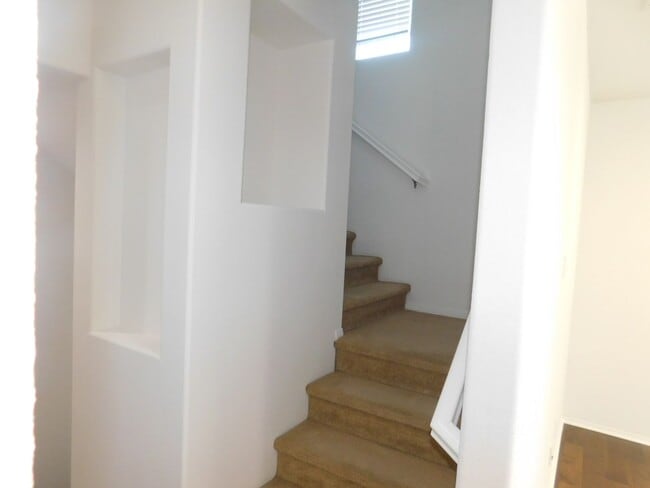 Building Photo - Beautiful Tri Level 2 Bed 2.5 Bath Single ...