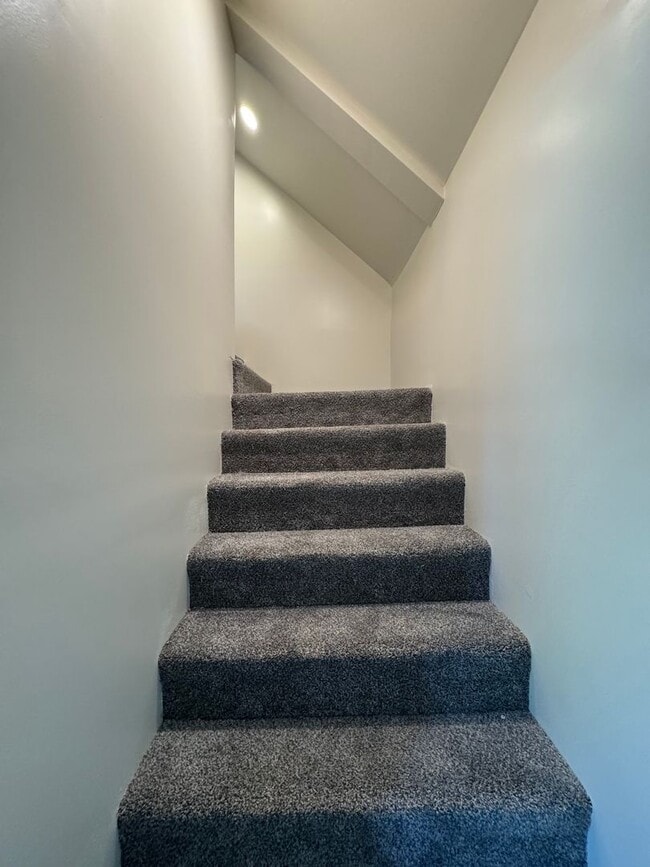 Building Photo - Updated 3-Bedroom, 2-Bath with all new app...