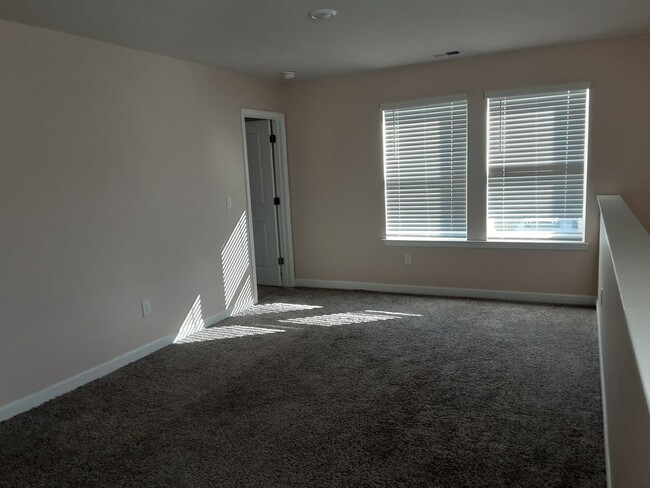 Building Photo - Don't miss out on this beautiful 5 Bedroom...