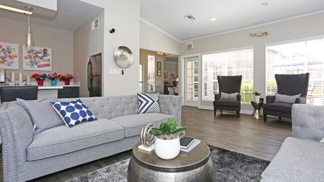 Building Photo - 250 S Elizabeth Way